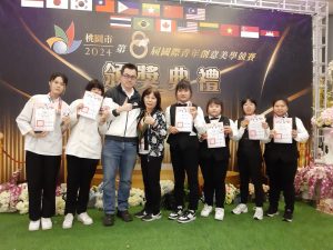 Read more about the article 賀! 113/10/29黃瑞彩、洪敏雄老師指導林立旋、林春每、石潘姿佑、邱緣心、洪愉婷、施羿岑等6位同學參加桃園市「2024第八屆國際青年創意美學競手沖咖啡動態組、圓頂奶油吐司組」榮獲、2銀牌、4銅牌，全體師生同賀!